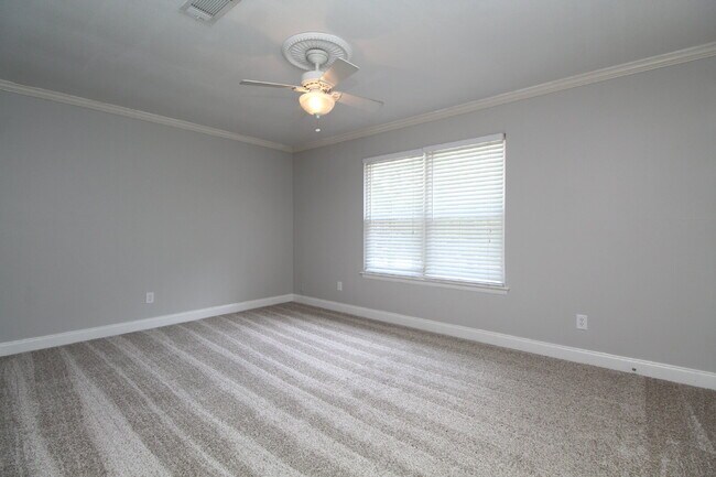 Building Photo - Updated Northeast Pensacola 3BR End-Unit Townhome Near UWF & Cordova Mall with Fresh Paint, New C...
