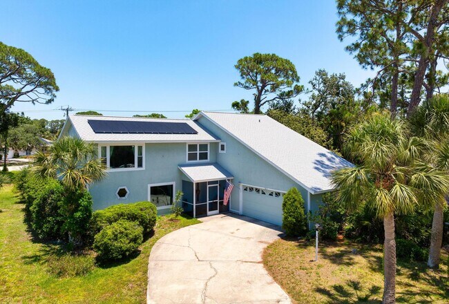 Building Photo - ** STUNNING 4 BEDROOM 2 FULL BATH/ 2 HALF BATH HOME WITH A PRIVATE POOL LOCATED JUST MINUTES FROM...