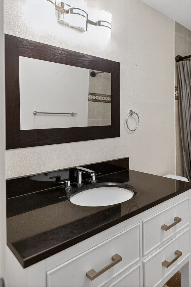 Building Photo - Condo / Apartment Unit