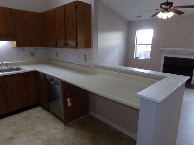 Building Photo - Charming Triplex