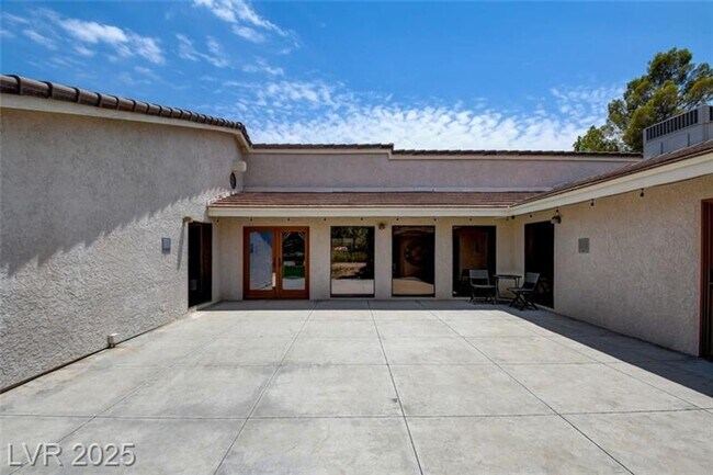 Building Photo - Fabulous Ranch-Style Home on Over Half an Acre – No HOA!