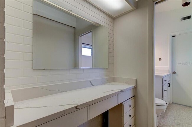 Building Photo - 1126 Woodcrest Ave
