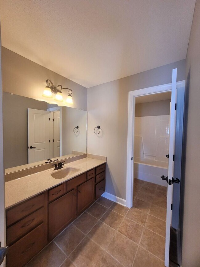 Building Photo - - Majestic 3 Bedroom 2.5 Bath + Bonus Room...