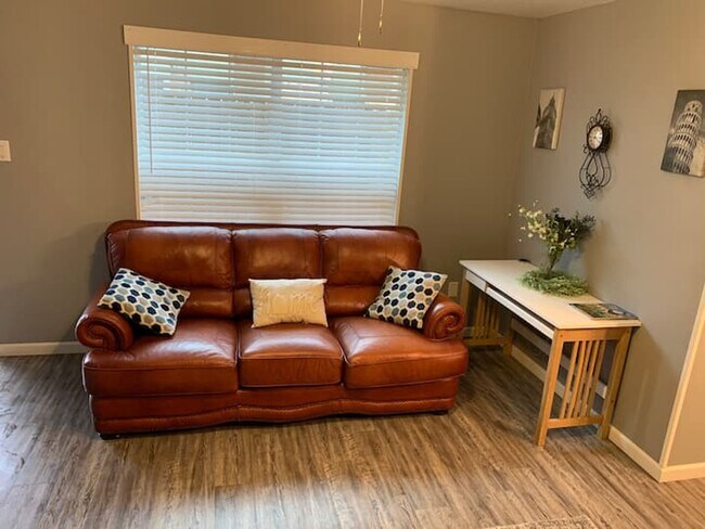 Building Photo - 2 Bedroom 1.5 bath four-plex unit - Great location!!