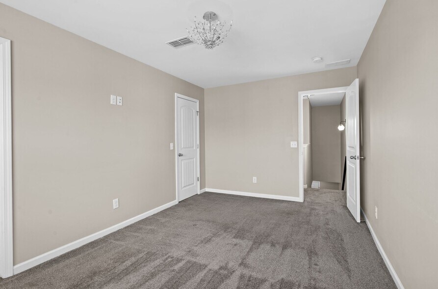 Building Photo - 1840 Riverbirch Ln