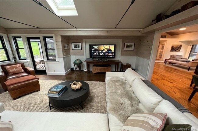 Building Photo - 11 Rolling Hills Dr