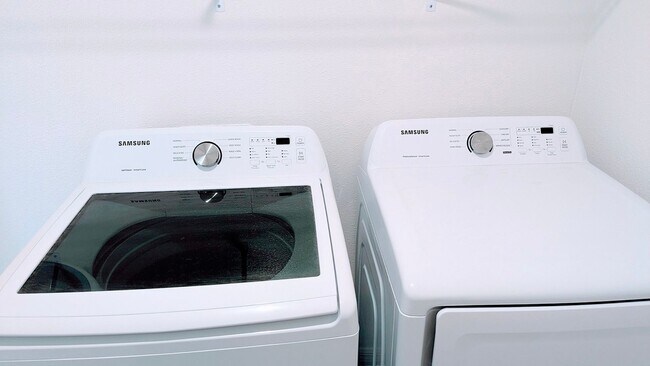 Building Photo - BEAUTIFUL 3-BEDROOM, 3-BATHROOM LUXURY TOW...