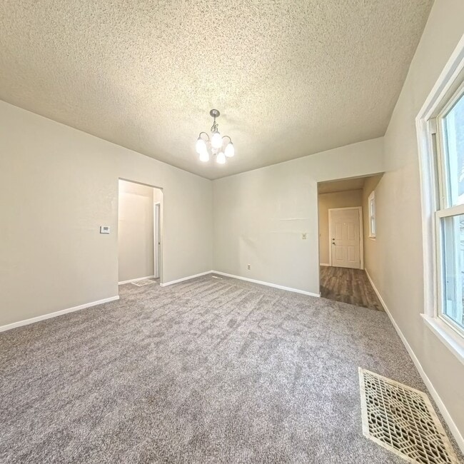 Building Photo - 2 Bedroom 1 Bathroom Fresh Carpet