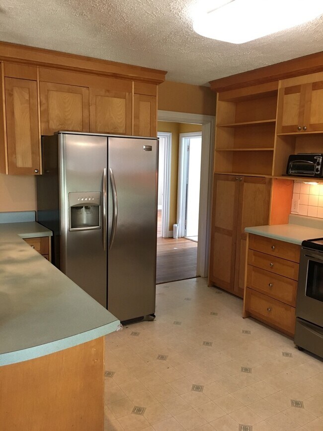 Building Photo - Adorable 2 bedroom, 1 bath home with an upstairs apartment!