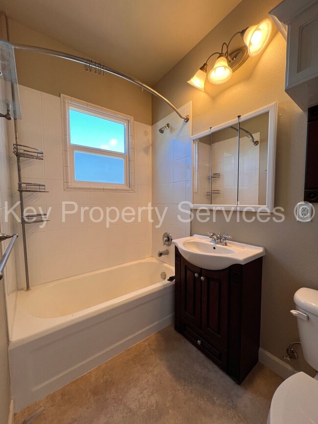 Building Photo - Charming One-Bedroom in Downtown Woodland