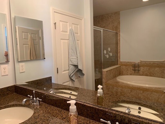 Building Photo - Luxury Top Floor Condo