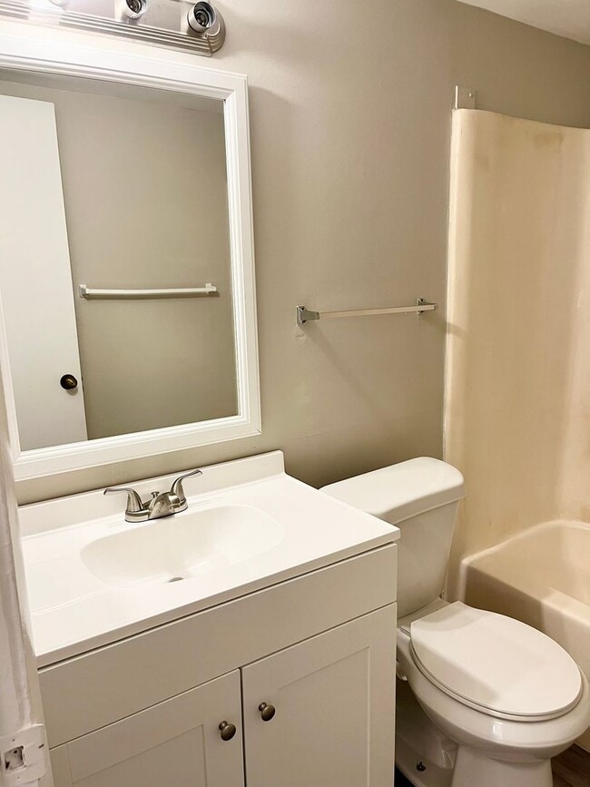Building Photo - 2 bedroom, 2 bath Condo on 1st floor locat...