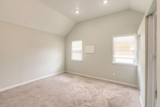 Building Photo - 1212 Rowley Ave
