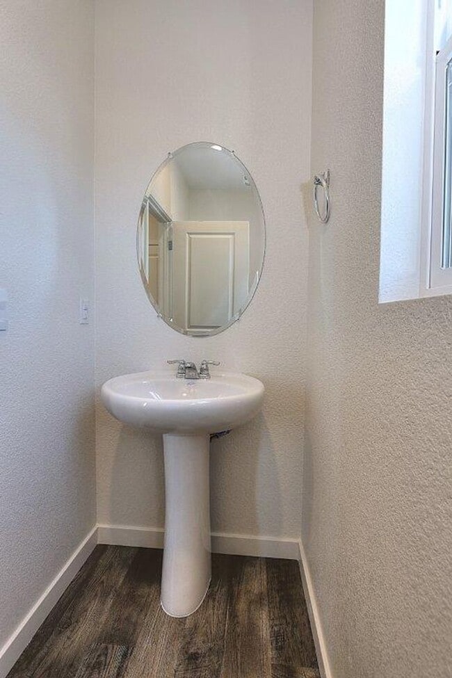 Building Photo - Beautiful Lincoln Home Available in May!