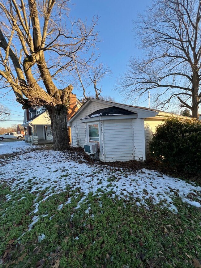 Building Photo - ONE BEDROOM, ONE BATH CUTE HOUSE IN PORTLAND!