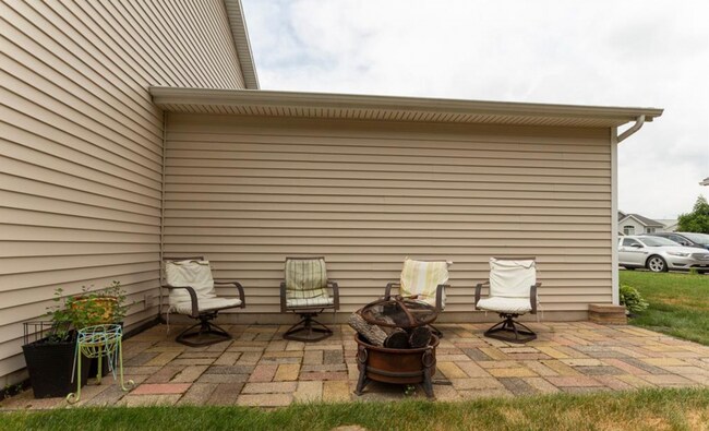 Building Photo - 5900 Clear Pointe Dr SE