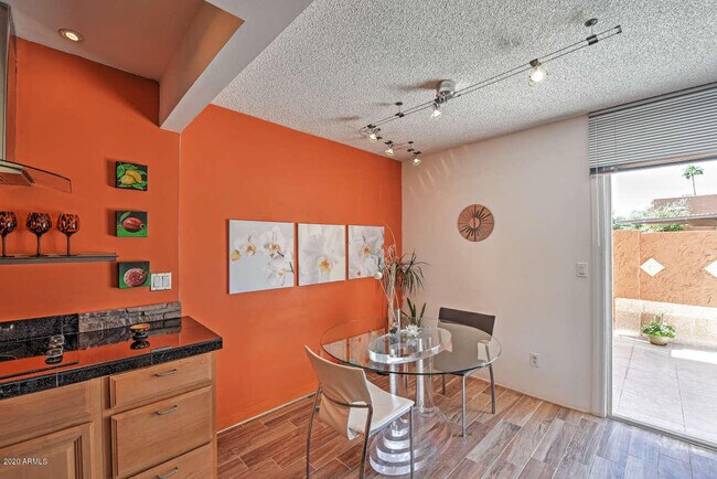 Building Photo - 808 E Cochise Dr