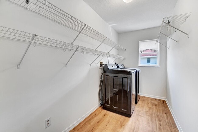 Building Photo - 513 SE Cliff Rd