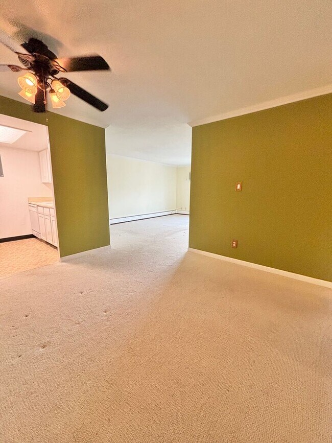 Building Photo - 1150 Golden Cir