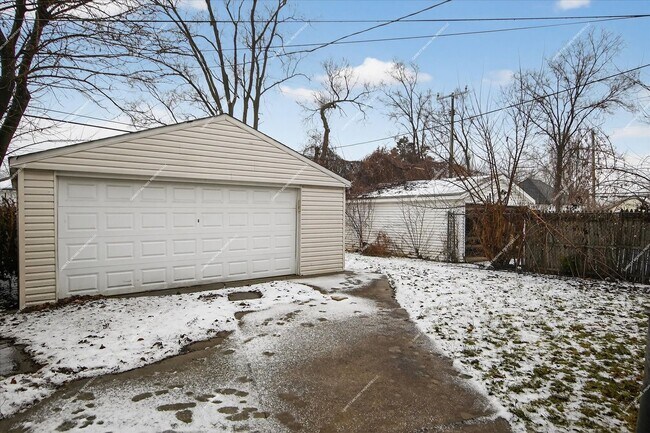 Building Photo - Charming 3-Bedroom Brick Bungalow for Rent in Detroit!