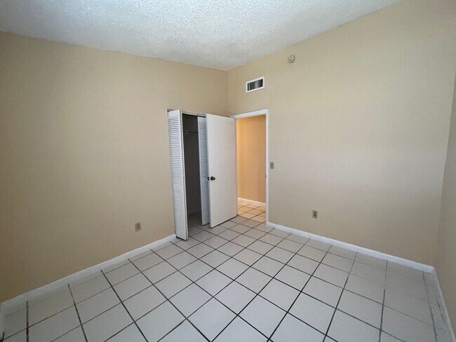 Building Photo - Dorian 1058-60