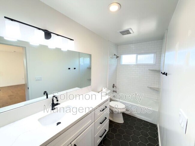 Building Photo - 3302 Avenida De Loyola