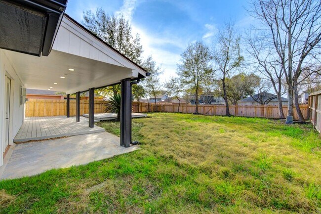 Building Photo - 19403 Lake Hollow Ln