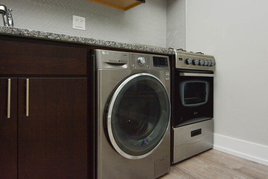 Building Photo - 533 W Belden Ave