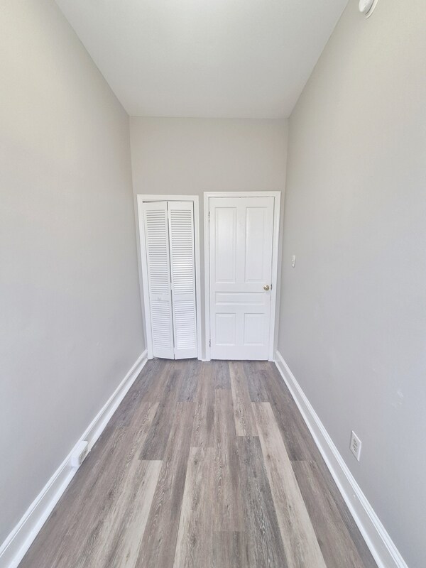 Building Photo - 709 1/2 West Clay Street - B