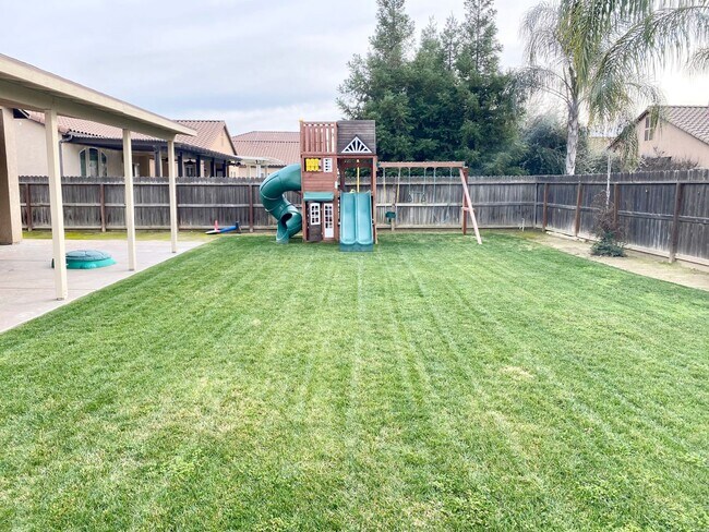 Building Photo - Beautiful 3-Bed, 2-Bath Near Sanger West High School