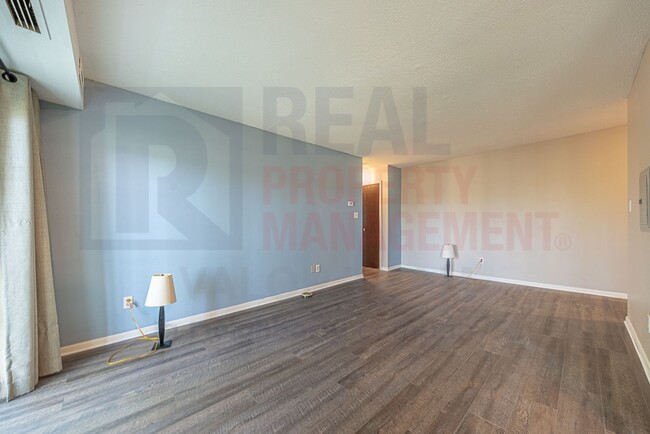 Building Photo - 10760 Ravenna Rd