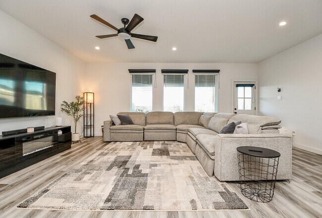 Building Photo - 2917 Skyline Mesa Dr