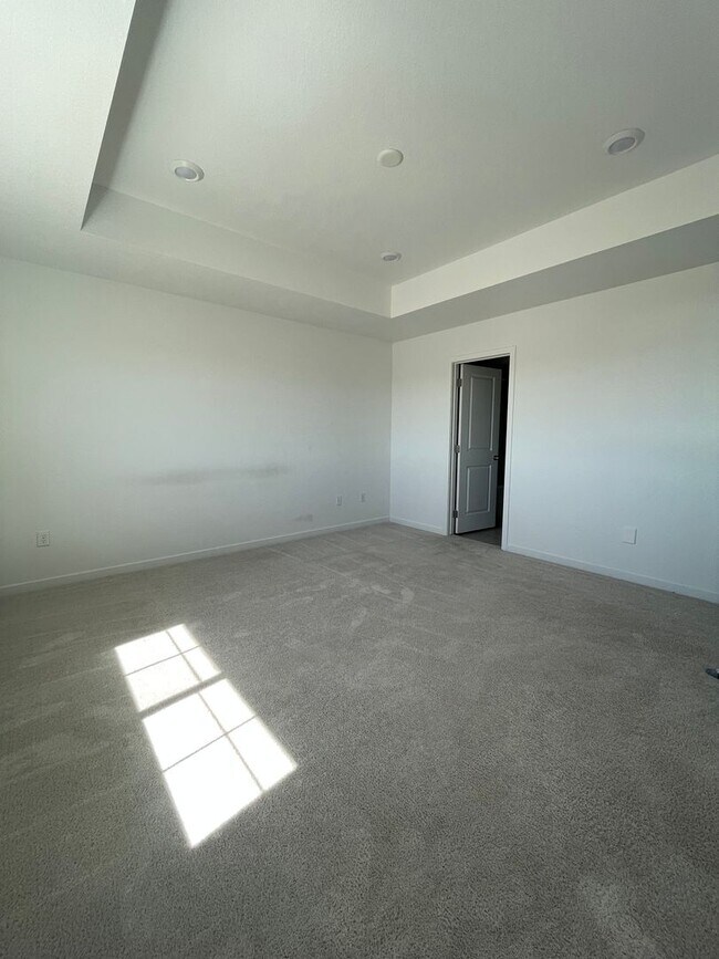 Building Photo - 3 Bedroom 2 Bath Home Available 4/1