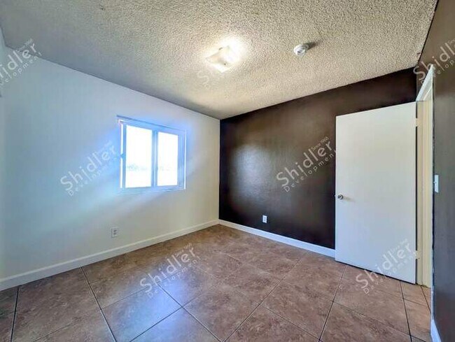 Building Photo - Upstairs 2 Bedroom 1 Bath with Massive Walk In Closet, Covered Gated Parking