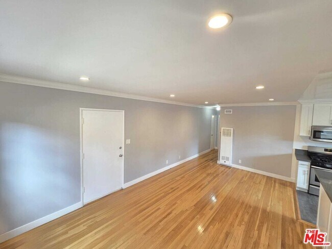 Building Photo - 5329 Vantage Ave