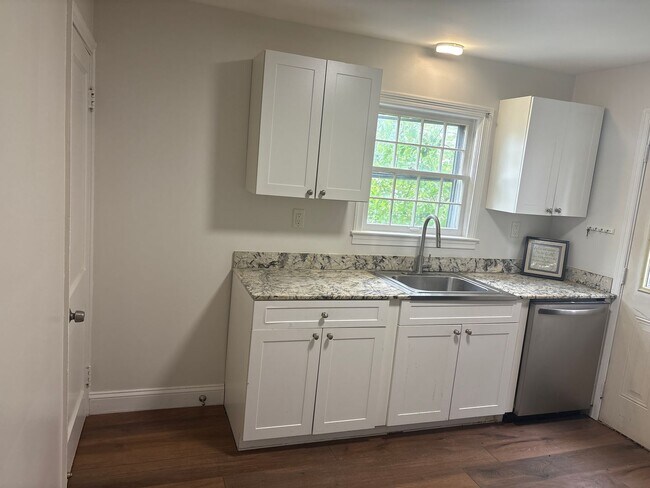 Building Photo - Cozy 3 Bedroom House, Yard-East End of Yor...