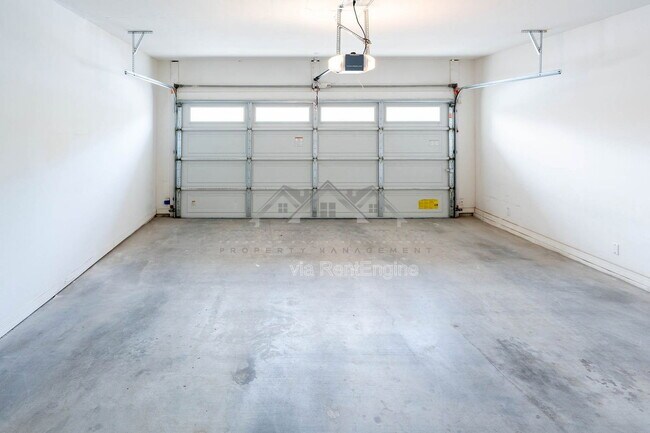 Building Photo - 2425 E Redwood Ct