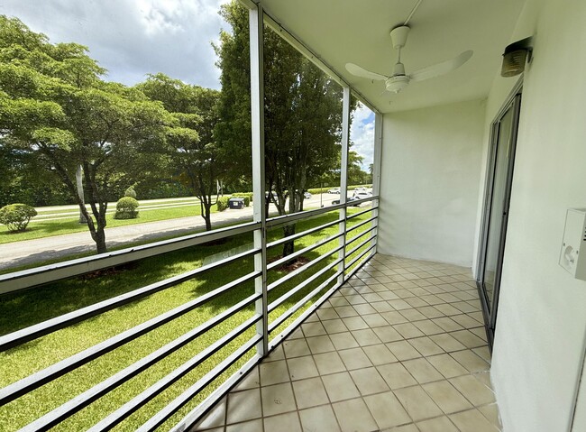 Building Photo - 563 Fanshaw N