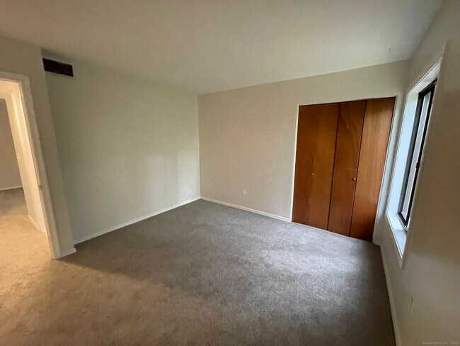 Building Photo - 25 Woodsedge Dr