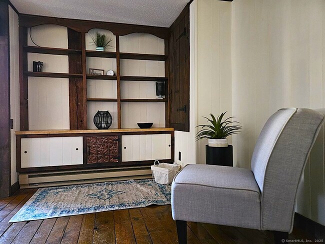 Building Photo - 703 Main St