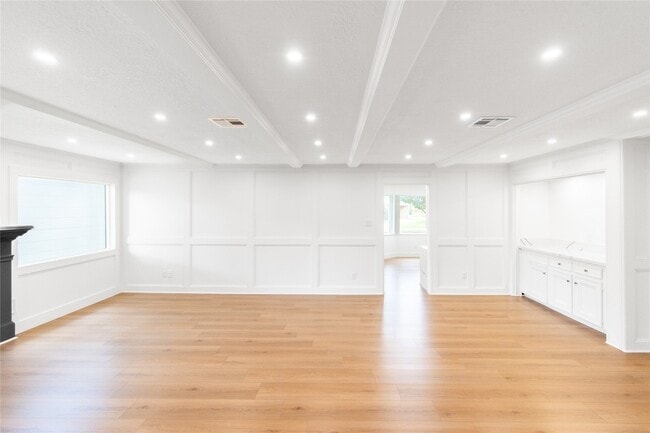 Building Photo - 15202 La Paloma Dr