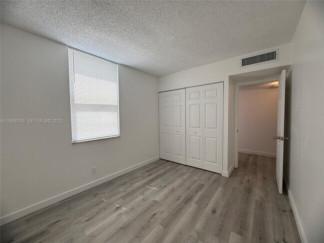 Building Photo - 20200 W Country Club Dr