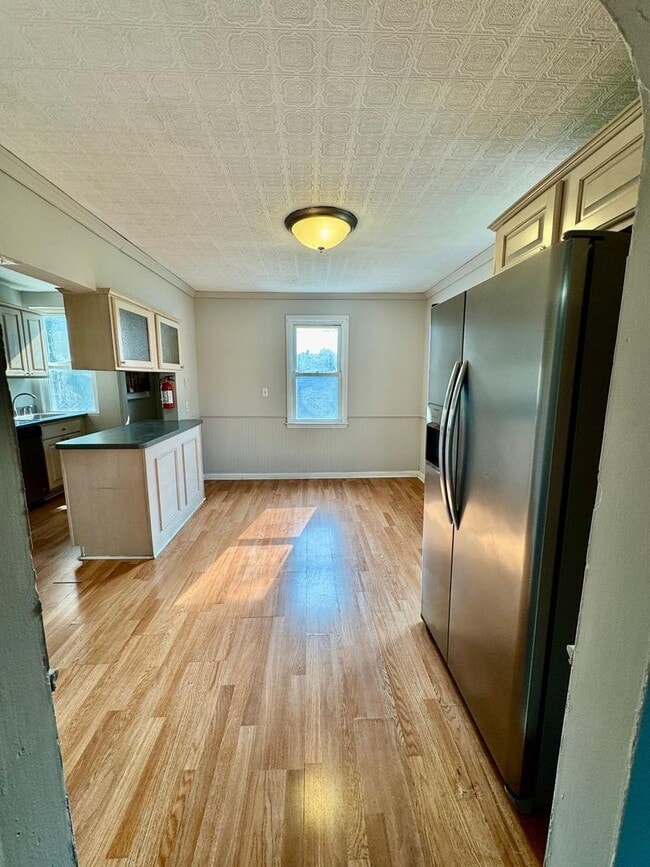 Building Photo - Spacious 3 Bedroom House with 1 bath for R...