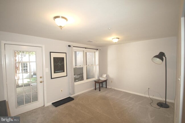 Building Photo - 539 Tschiffely Square Rd