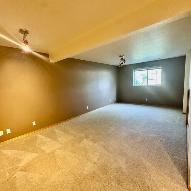 Building Photo - Charming 4 bedroom in a great neighborhood!