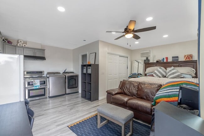 Building Photo - 740 Carmelita Pl