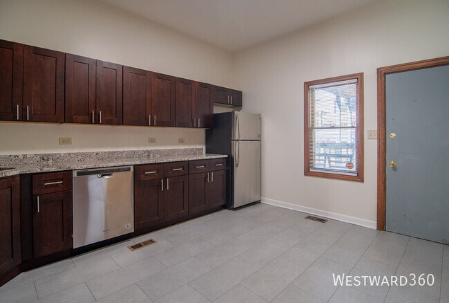 Building Photo - 3356 N Kenmore Ave