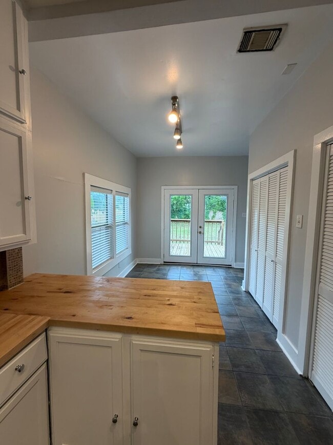 Building Photo - Stylish 2/2 Bungalow with Modern Kitchen & Spacious Backyard