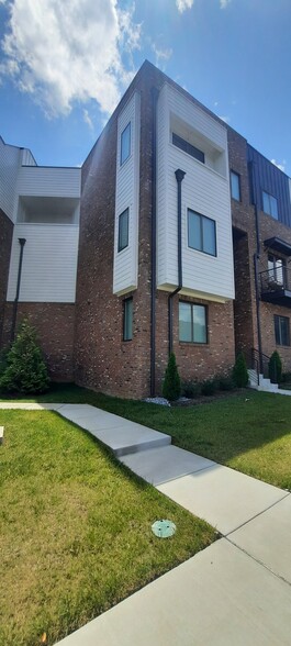 Building Photo - 490 W Trinity Ln