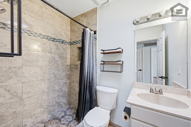 Building Photo - 2Bed/1.5Bath Townhouse at Olive Ave/63rd Ave! Ready for Immediate Move-In!